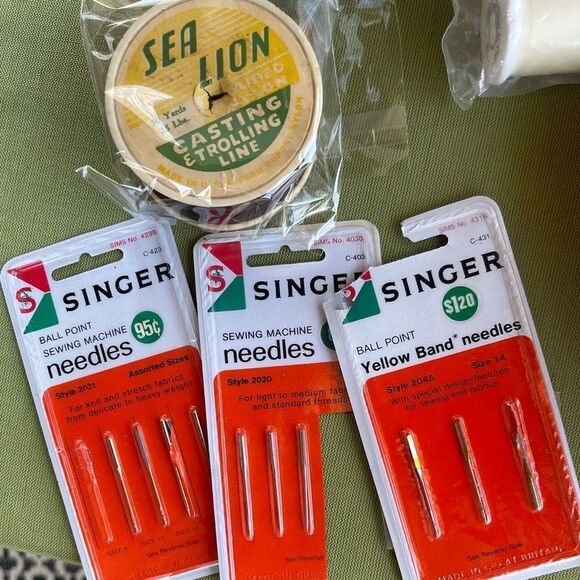 Vintage Sewing Needles Nurge Bobbins Pin Cushions Scissor Thread Neiman’s Tin - Picture 4 of 16